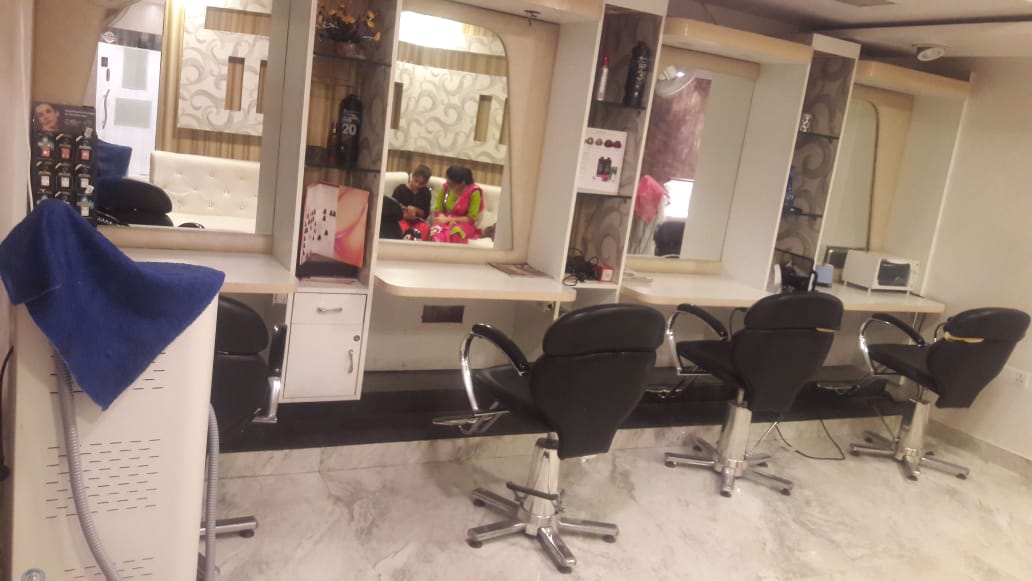 Unisex Salon, Spa & Slimming Centre for Sale in Lucknow